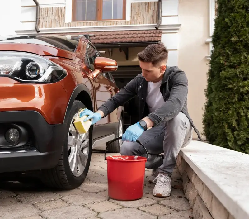 Lavage auto à domicile Saint-Martial-de-Gimel : professionnel intervenant sur un véhicule